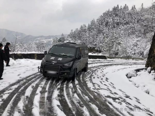 做(zuò)好(hǎo)冰雪(xuě)天氣的(de)押運任務